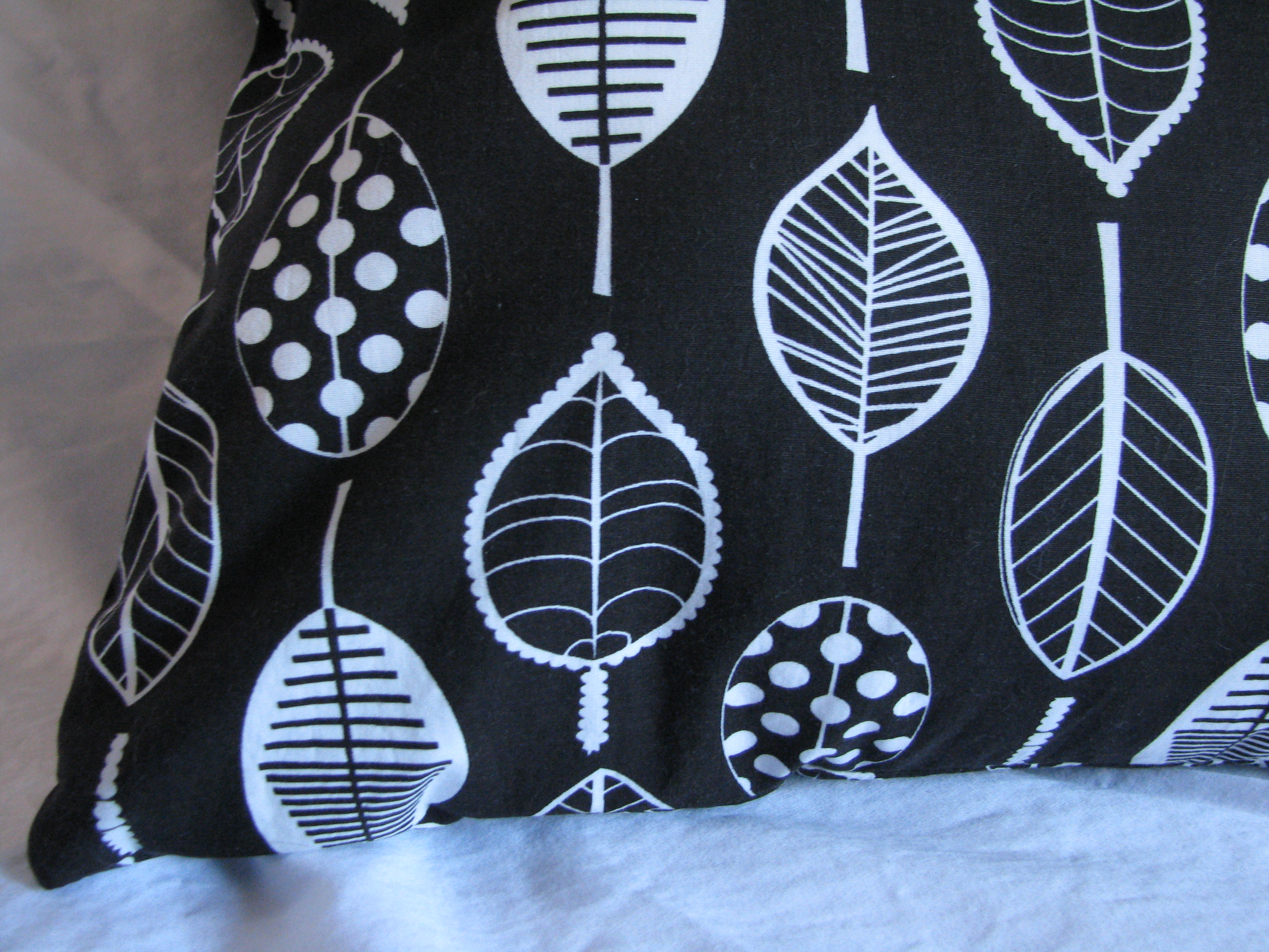 March 2016 Giveaway – Bamboo Leaves Pillow Cover!